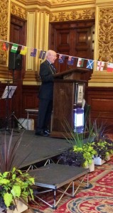Baillie McLaughlin welcomes the congregation